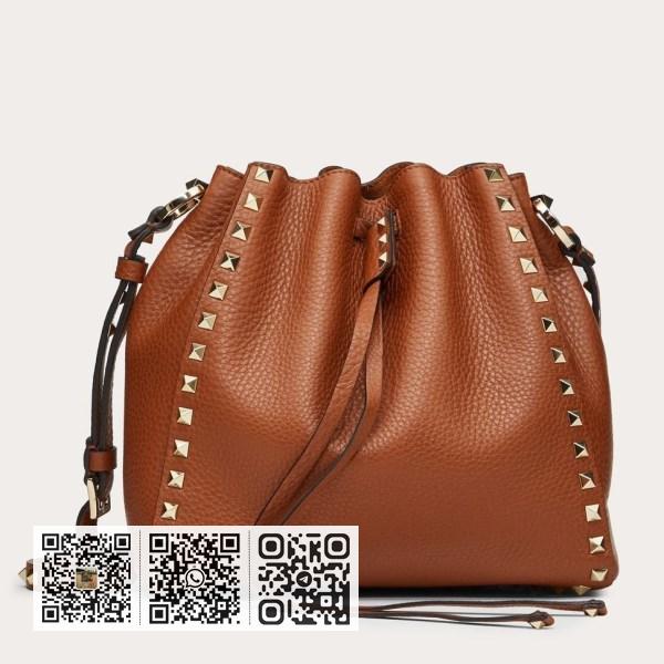 Valentino 小号棕色小牛皮 Rockstud 水桶包