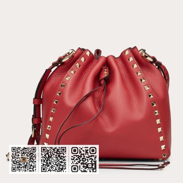 Valentino 小号红色粒面小牛皮 Rockstud 水桶包