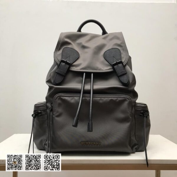 Burberry顶级原单 大号「The Rucksack 军旅背包」