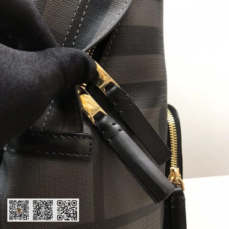 Burberry顶级原单 London 格纹双肩包 - Image 6