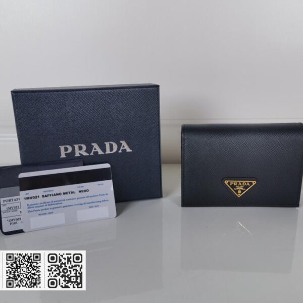 Prada→按扣式开合短夹