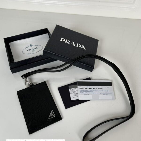 Prada→挂脖款皮革证件夹