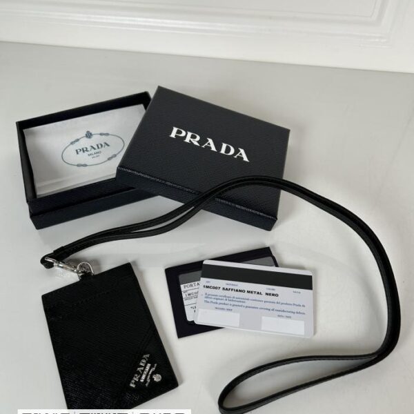 Prada→挂脖款皮革证件夹
