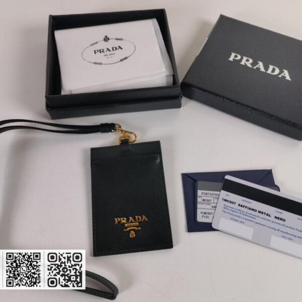 Prada→挂脖款皮革证件夹