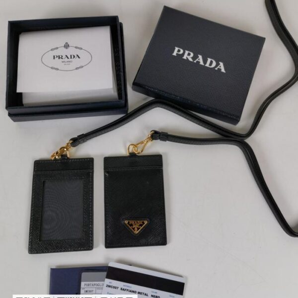 Prada→挂脖款皮革证件夹