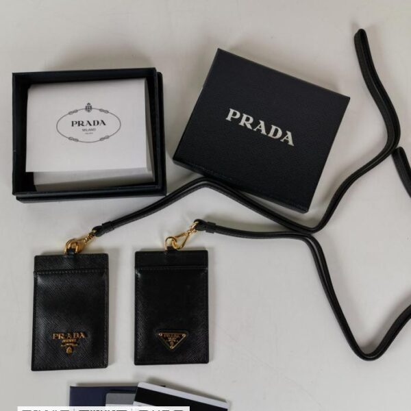 Prada→挂脖款皮革证件夹