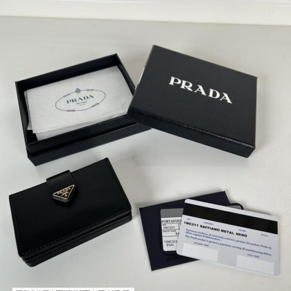 Prada三角微标卡包