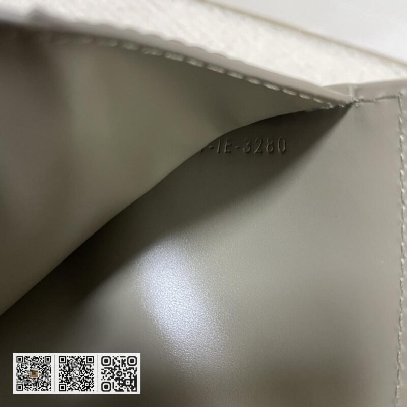Celine 小号羊皮革翻盖皮夹 - Image 9