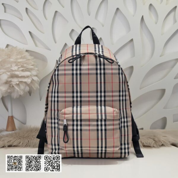Burberry专柜最新双肩背包
