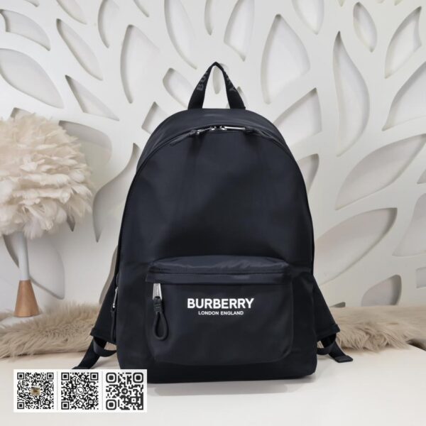 Burberry专柜最新双肩背包