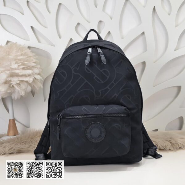 Burberry专柜最新双肩背包
