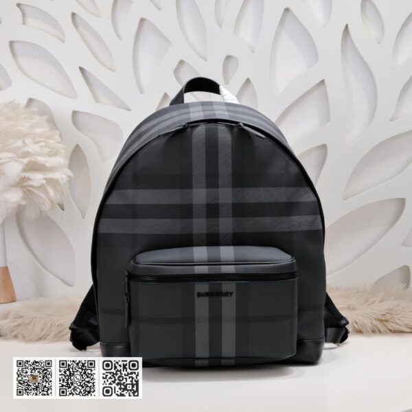 Burberry专柜最新双肩背包