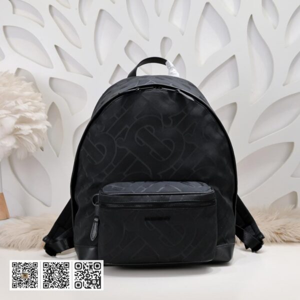 Burberry专柜最新双肩背包