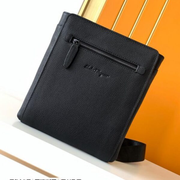 Ferragamo斜挂包