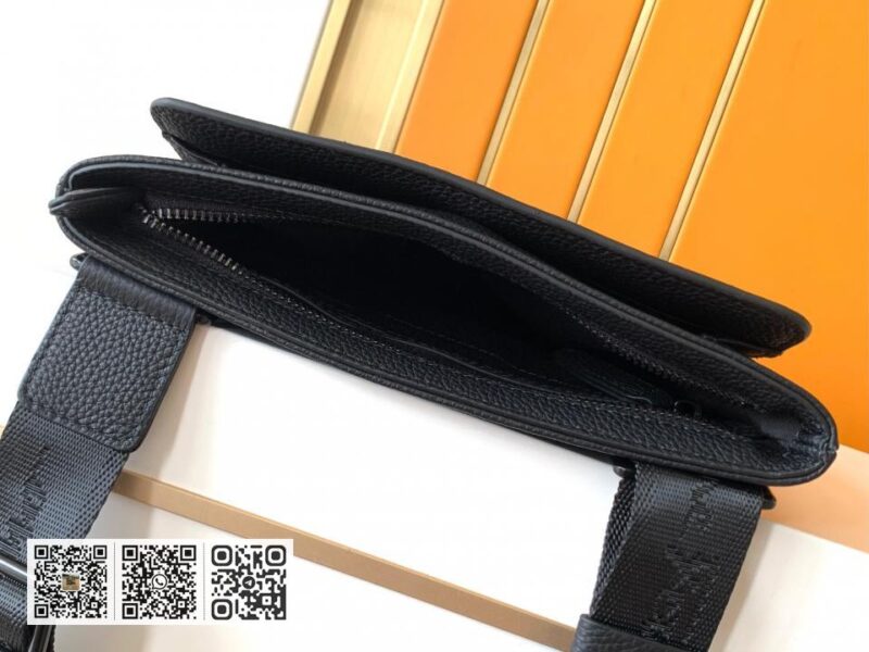 Ferragamo斜挂包 - Image 10