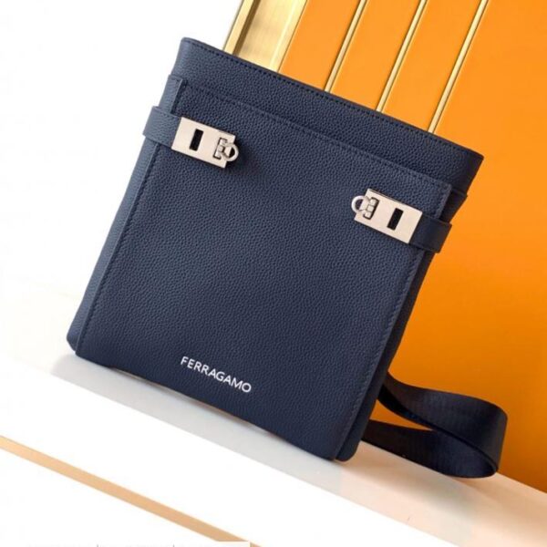 Ferragamo斜挂包