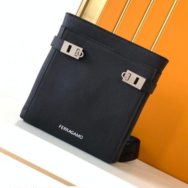 Ferragamo斜挂包