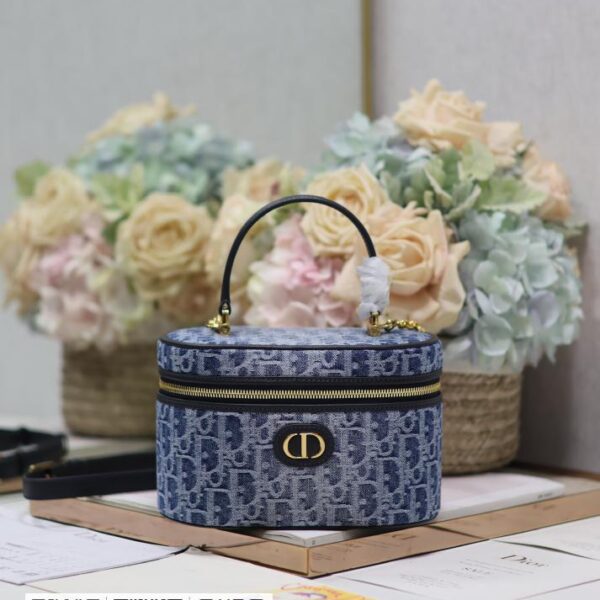 30 Montaigne小号 Vanity 手袋「牛仔蓝」
