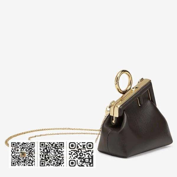 Fendi 首款黑色 Nappa 皮革 Nano Charm 包