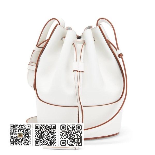 Loewe 小号白色小牛皮气球水桶包