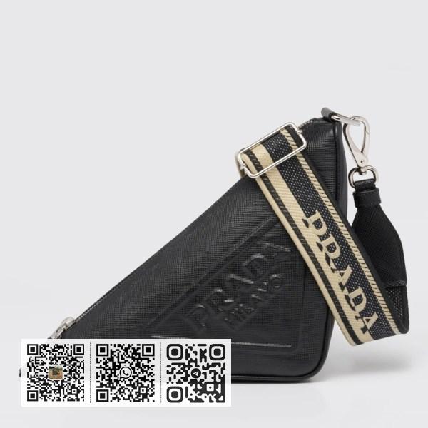 Prada 黑色 Saffiano 小牛皮三角肩背包