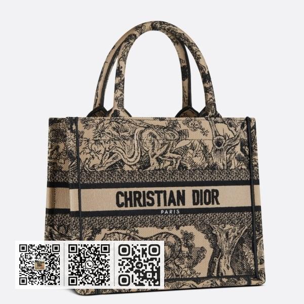 Dior 小号书型托特包，棕色 Toile de Jouy 刺绣