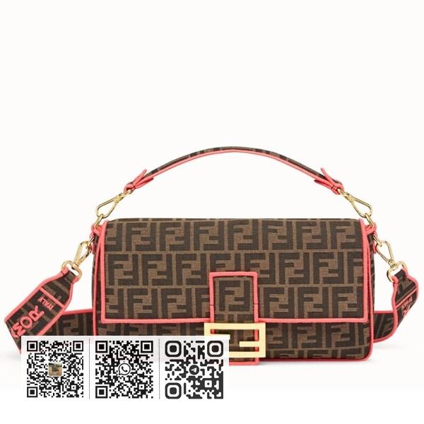 Fendi Baguette 大 FF 布料包袋，粉红色饰边
