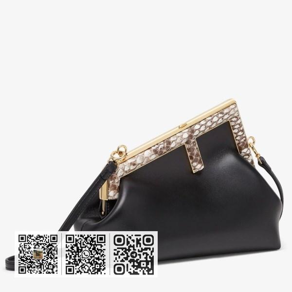 Fendi 首款黑色 Nappa 皮革小号蟒蛇纹手袋