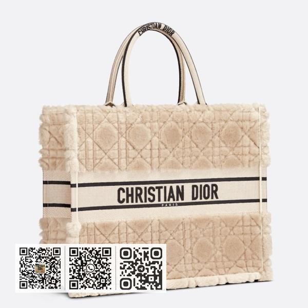 Dior 大米色藤格毛羊皮书本托特包