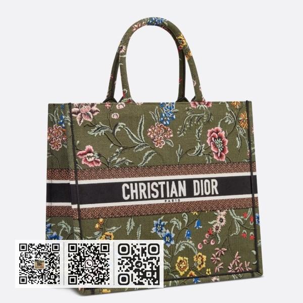Dior 大书本托特包，绿色 Dior Petites Fleurs 刺绣