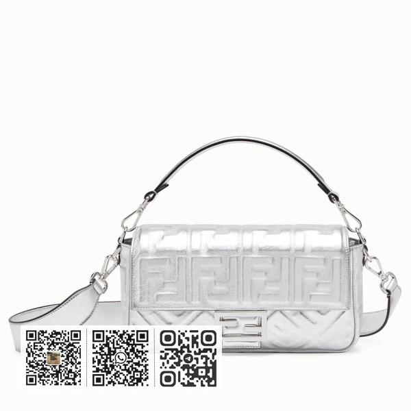 Fendi Baguette FF 图案银色小羊皮中号手袋