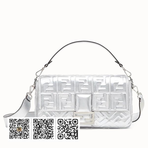 Fendi Baguette 大银色小羊皮手袋，饰有 FF 图案