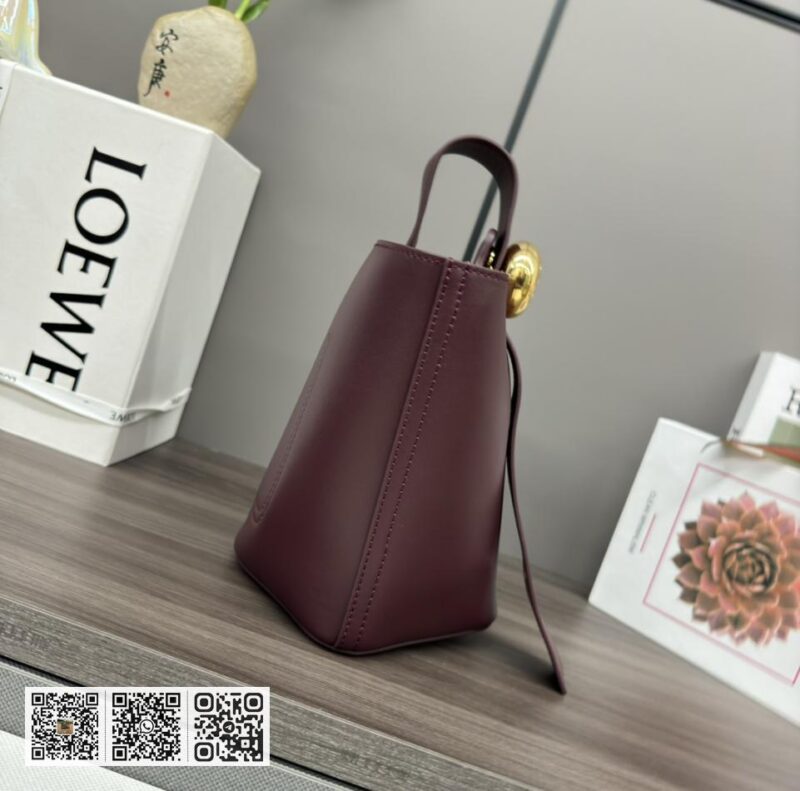 Loewe mini水桶包 - Image 3