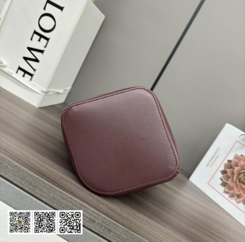 Loewe mini水桶包 - Image 7