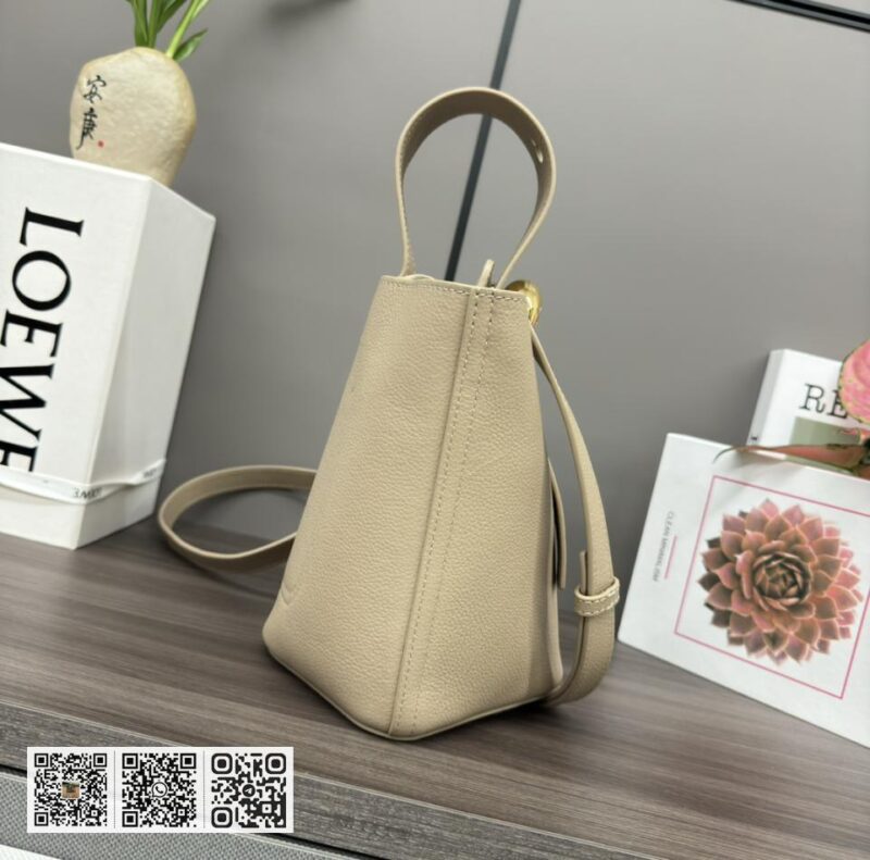 Loewe mini水桶包 - Image 3