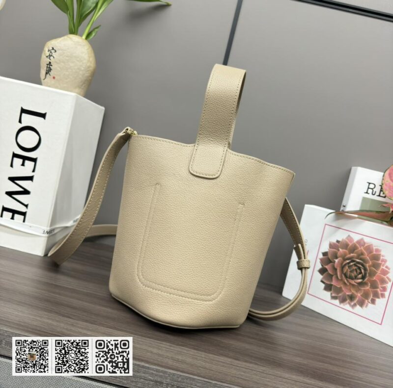 Loewe mini水桶包 - Image 4