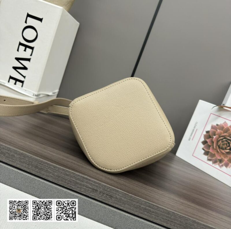 Loewe mini水桶包 - Image 5