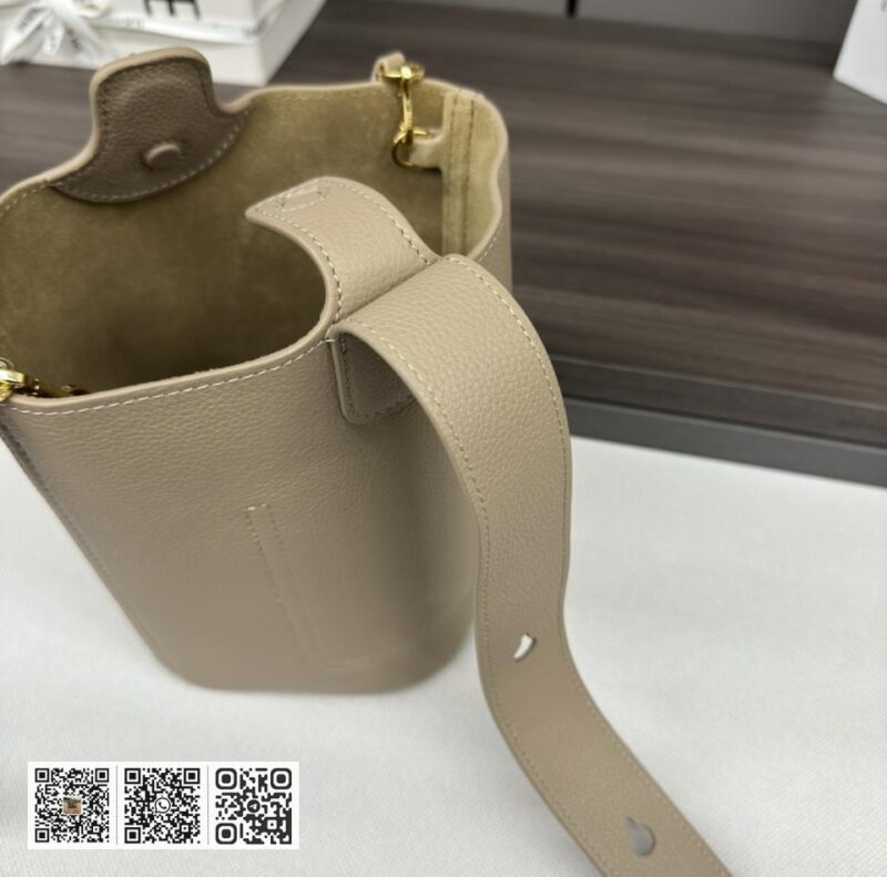 Loewe mini水桶包 - Image 8