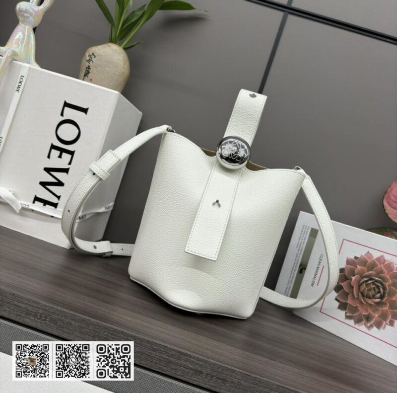 Loewe mini水桶包 - Image 2