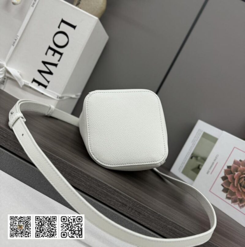 Loewe mini水桶包 - Image 5