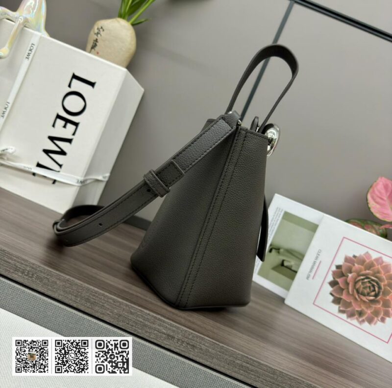 Loewe mini水桶包 - Image 3