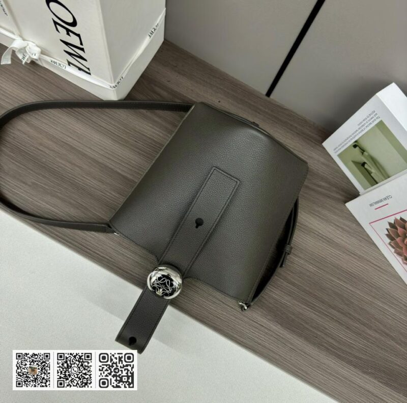 Loewe mini水桶包 - Image 6