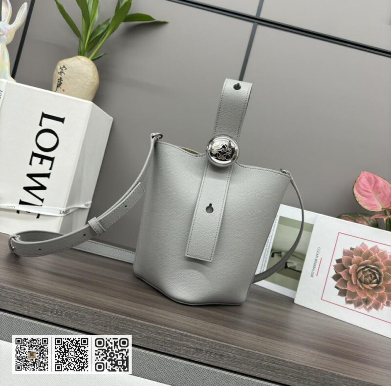 Loewe mini水桶包 - Image 2
