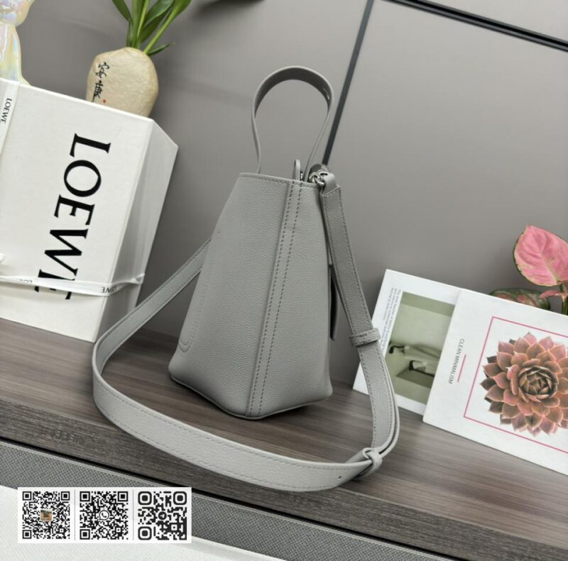 Loewe mini水桶包 - Image 3