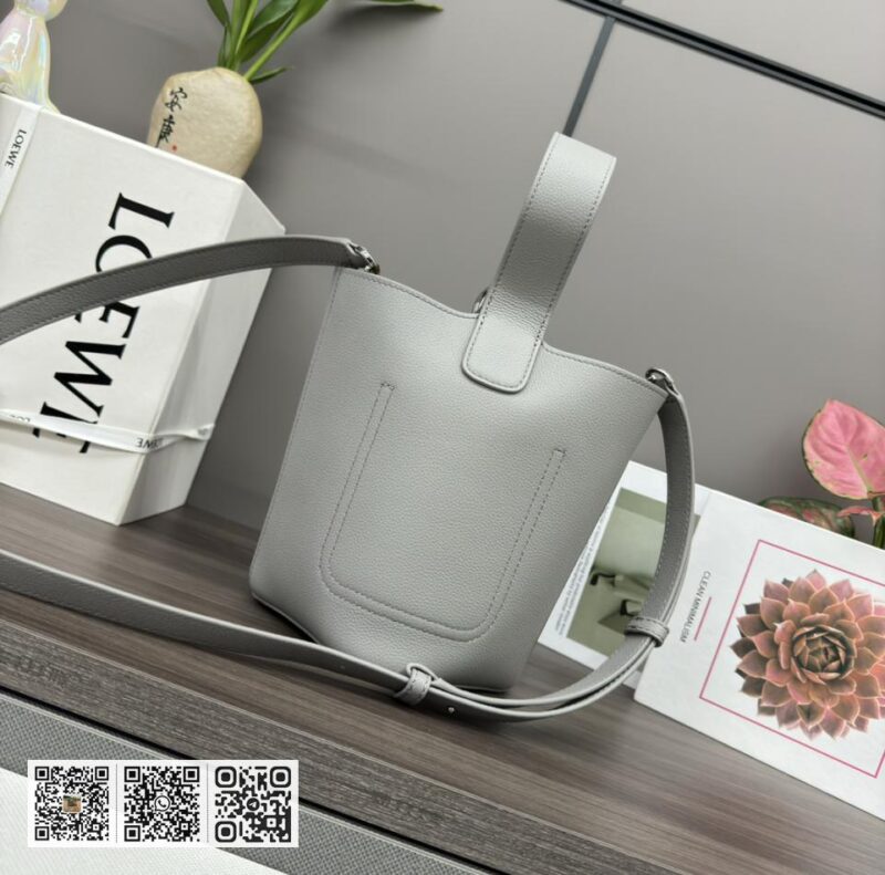 Loewe mini水桶包 - Image 4