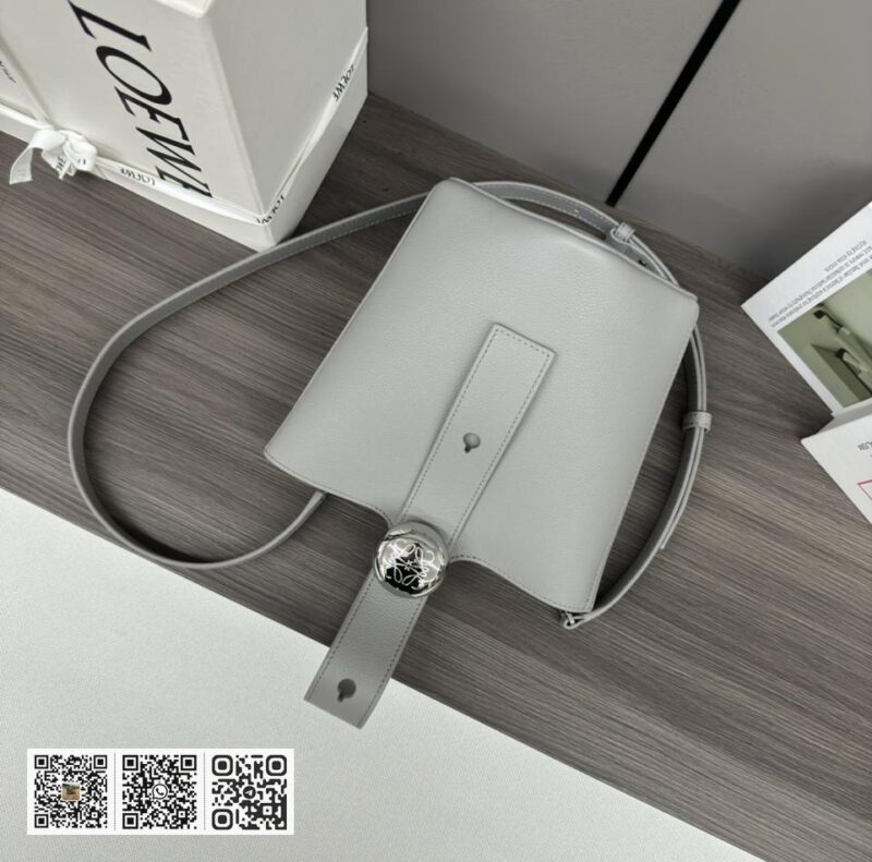 Loewe mini水桶包 - Image 6