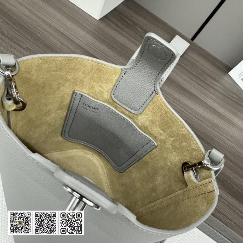 Loewe mini水桶包 - Image 8