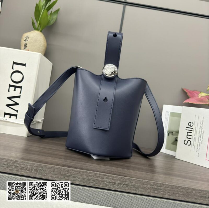 Loewe mini水桶包 - Image 2