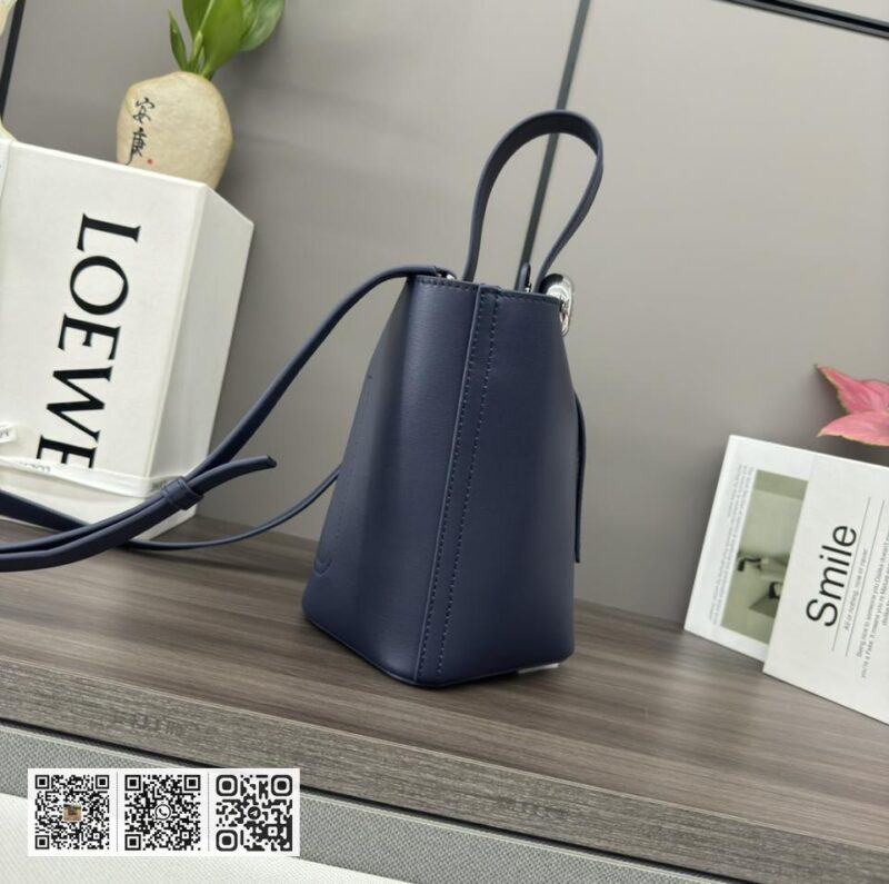 Loewe mini水桶包 - Image 3