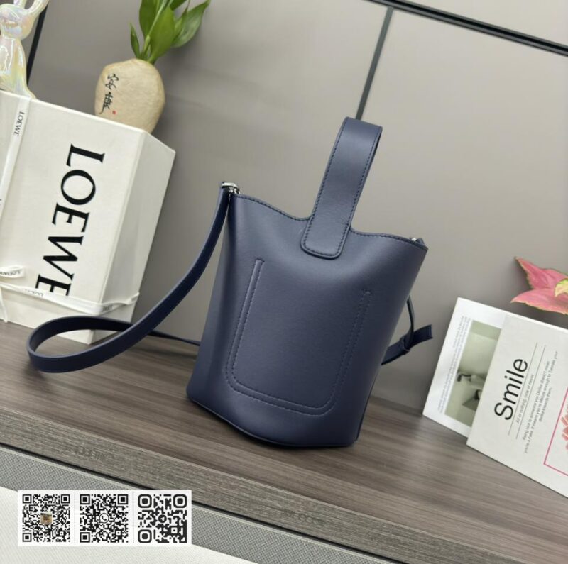 Loewe mini水桶包 - Image 4